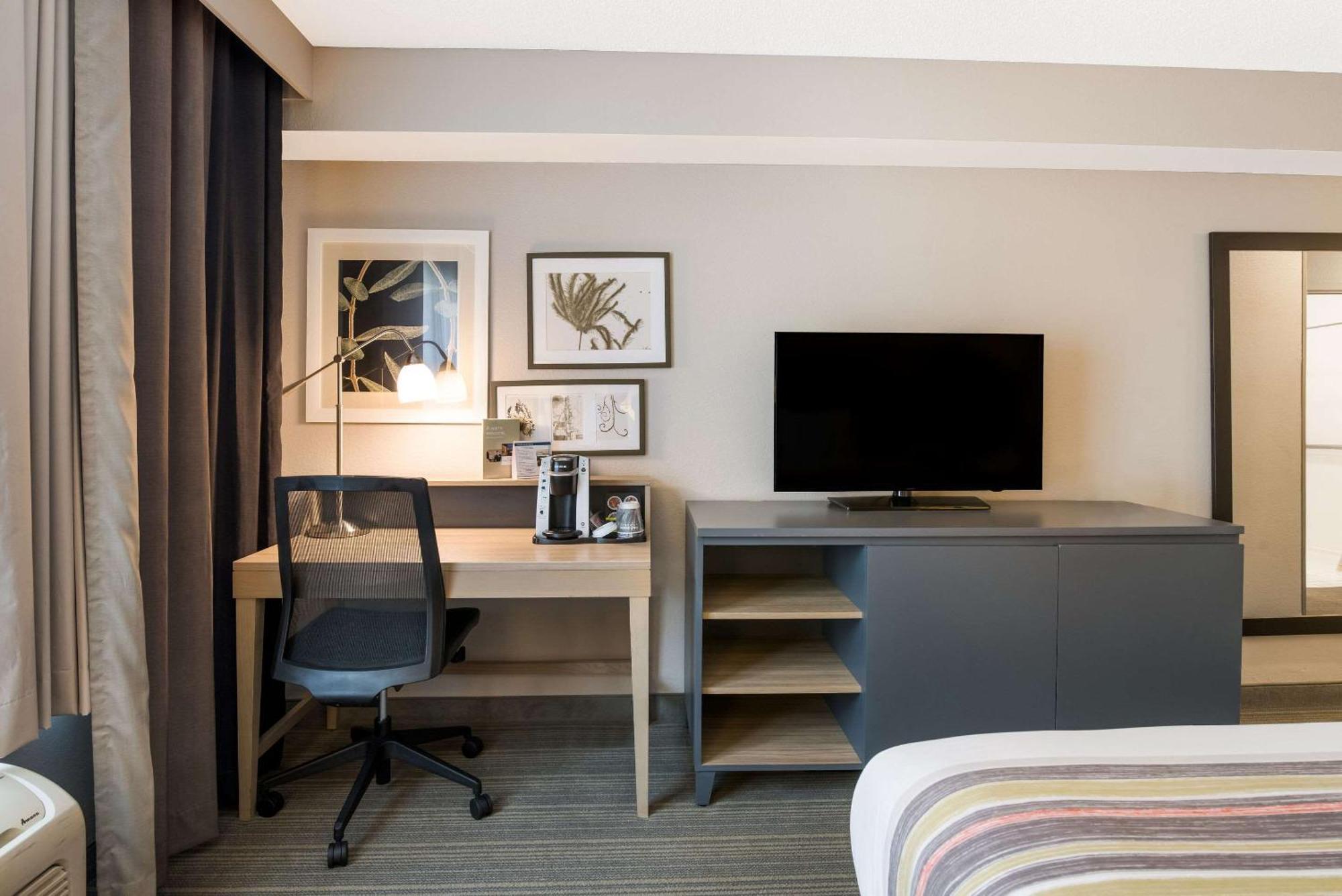 Country Inn & Suites By Radisson, Wichita East, Ks Экстерьер фото