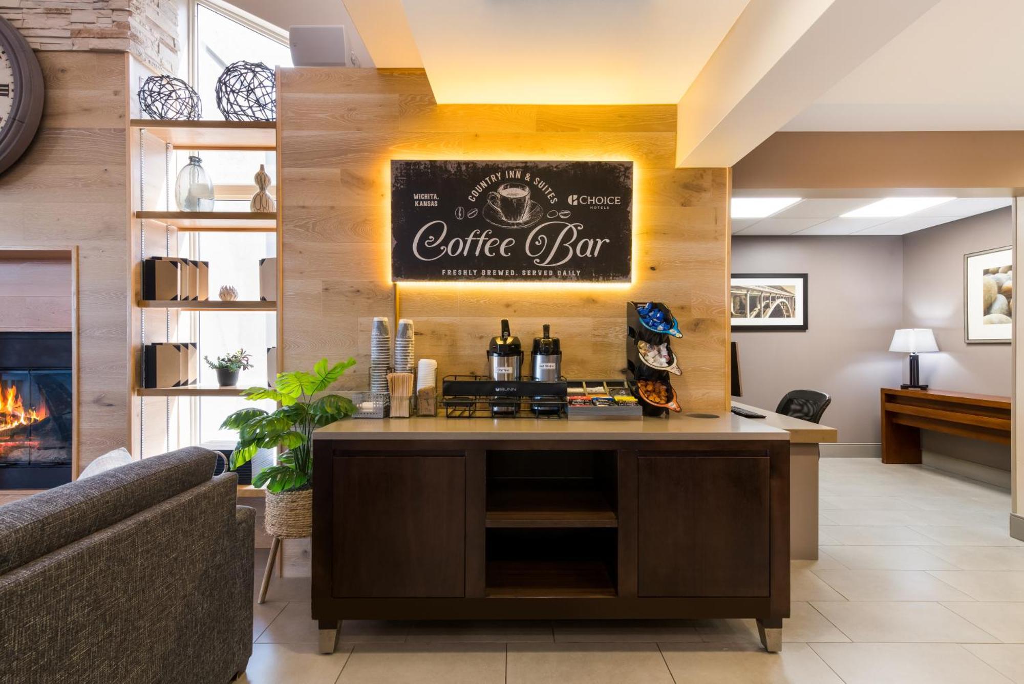 Country Inn & Suites By Radisson, Wichita East, Ks Экстерьер фото